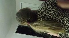 A professora sra king monta um brinquedo de menino