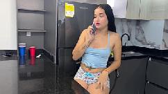 Garota tarada pede para o entregador aceitar sua buceta grande como parte do pagamento e gozar dentro dela