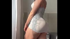 Morena rabuda provando vestidos e rebolando