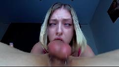 Tenho uma garganta por levar um pau nas bolas