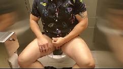 Ozmyr foge do trabalho para gozar no banheiro